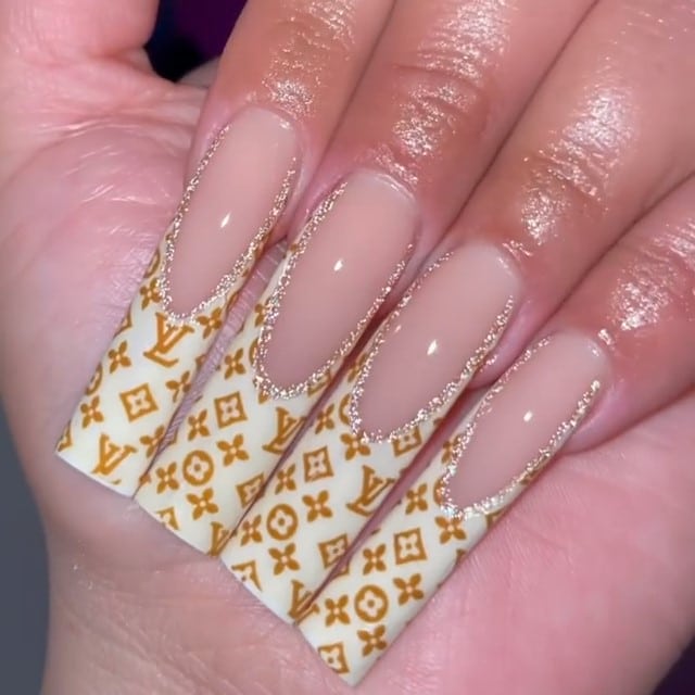 French tip nails 2022040533